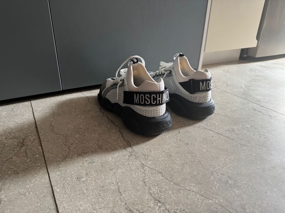 Vand pantofi sport Moschino.