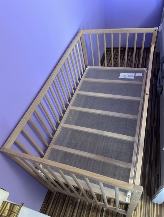Patut din lemn, Ikea, cu saltea cu spuma, nou