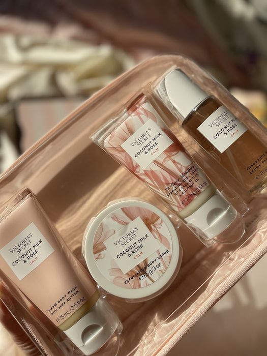 Комплект с несесер и козметика на victoria’s Secret