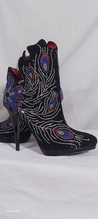 Продаётся  полу сапоги  новые