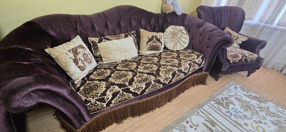 Продам большой диван с креслами