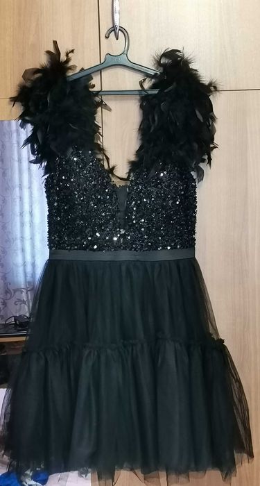 Официална черна  рокля с пера и паиети