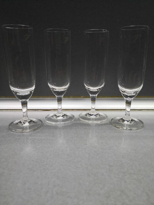 Кристални чаши и купи, свещник