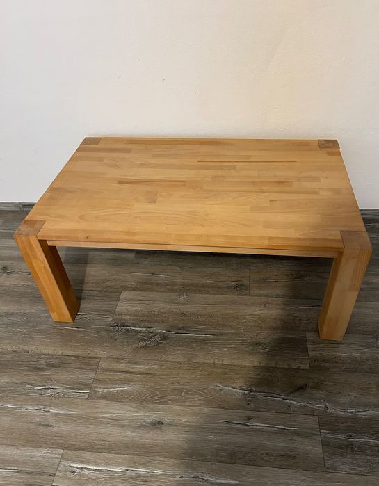 Set mobilier format din patru piese: cuier, masuta de cafea, masa de bucatarie si coltar