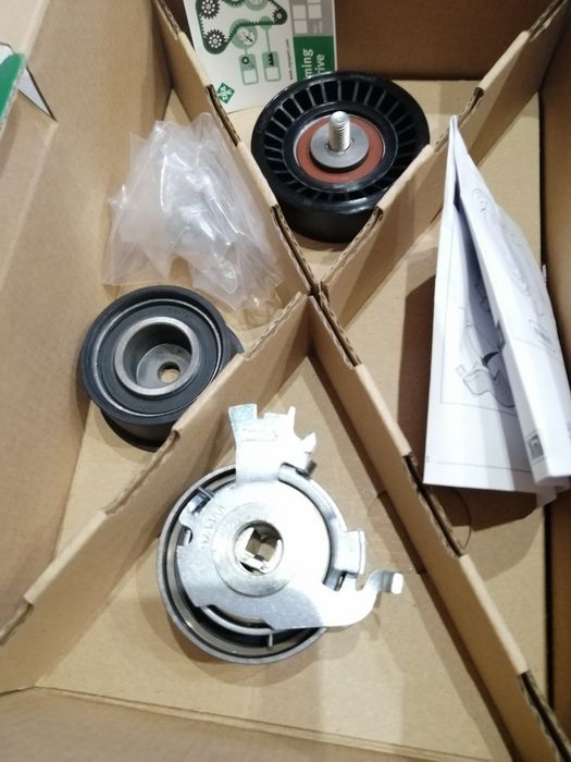 Нов комплет ролки и ангренажен ремьк