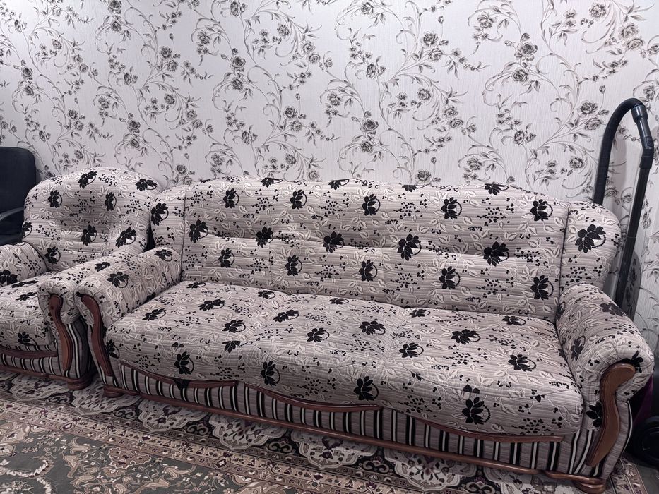 Диван 2 креслоси билан