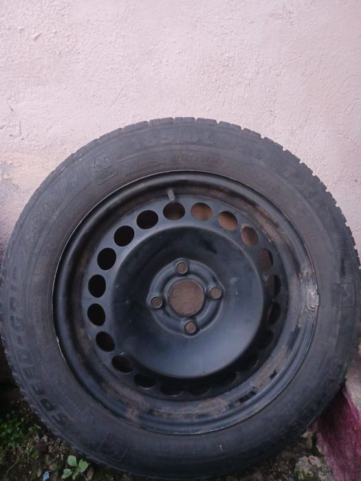 Cauciucuri de iarna cu geanta și capace