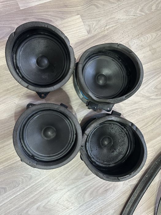 Динамики на подиуме бмв х5 е53