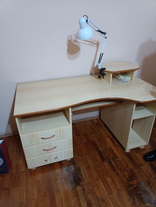 Vând  masă de birou