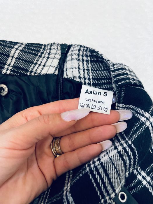 Compleu fete: fustă asian style S + 3 bluzițe + bonus 2 perechi de pantaloni scurți bej