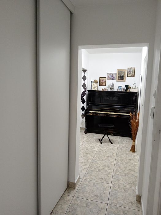 De vânzare: Apartament 3 camere decomandat, 70 mp utili – Târgoviște, Micro 4 (Zonă excelentă)