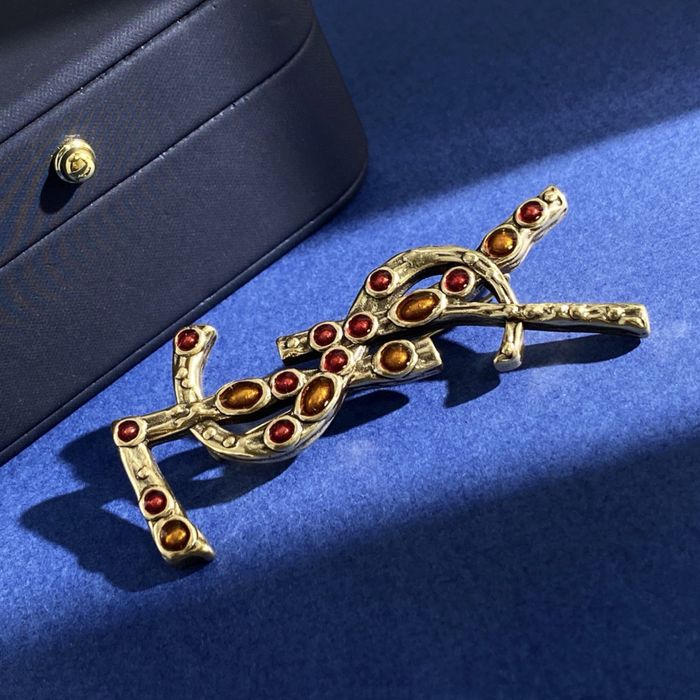 Brosa Saint Laurent Cassandre din alamă aurie !