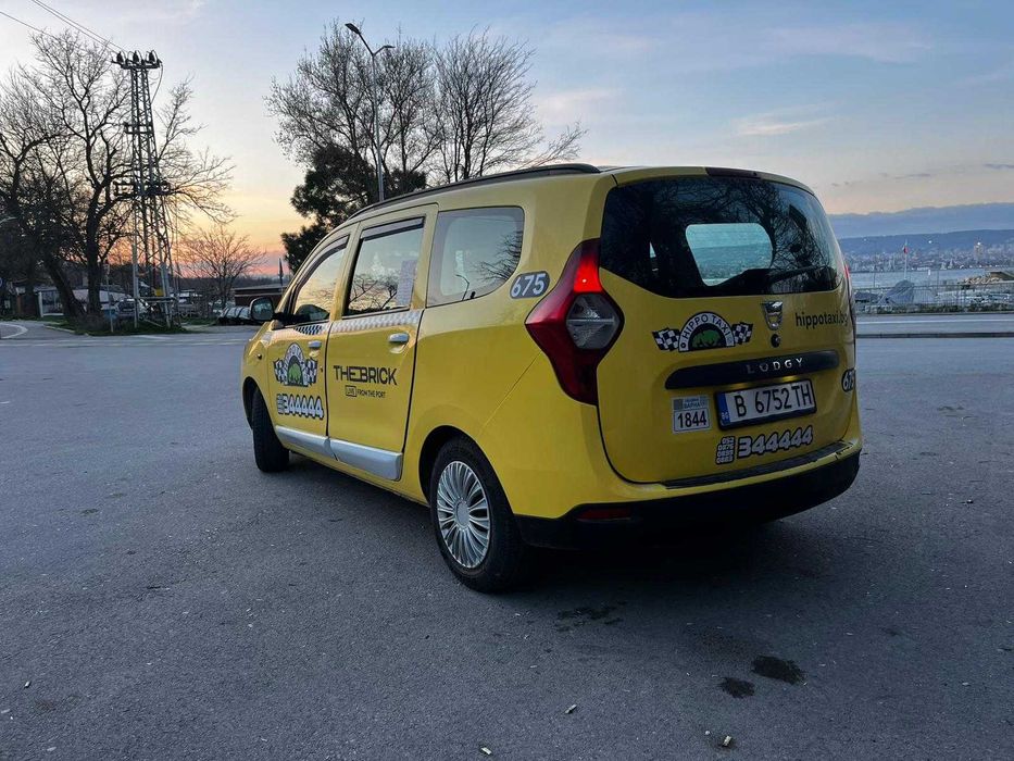 Жълта Дачия Лоджи