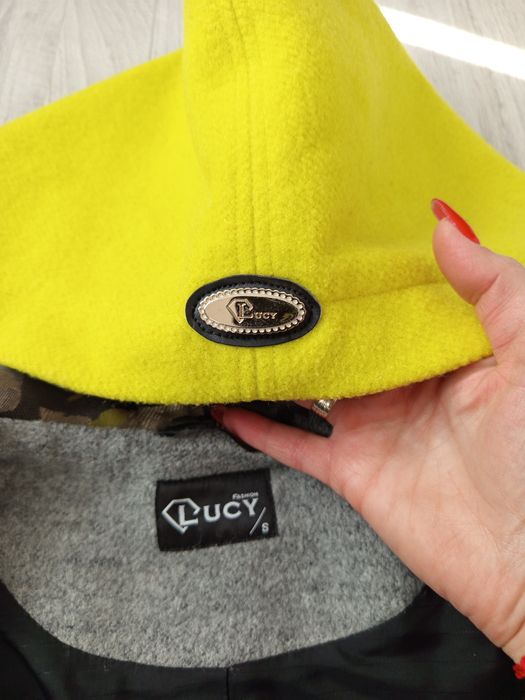 Дамско палто на Луси