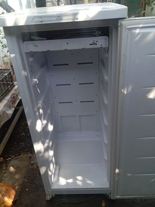 Морозильный шкаф.