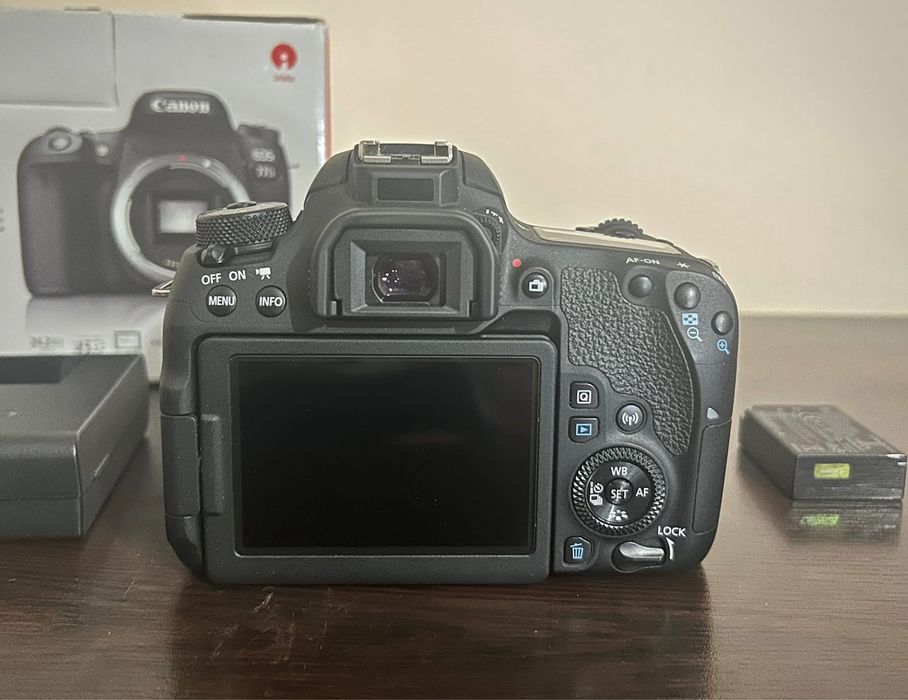 Body Canon 77D - doar 4600 de cadre