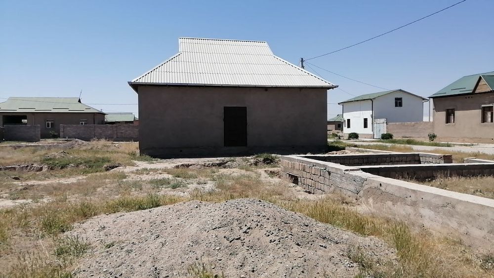 4 хонали уй тўлиқ битмаган срочно сотилади. Огород 6 сотих.