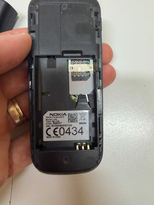 Мобилен телефон Nokia 100 със зарядно