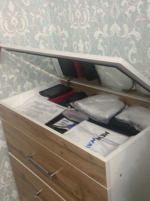 Комод с зеркалом . Продам