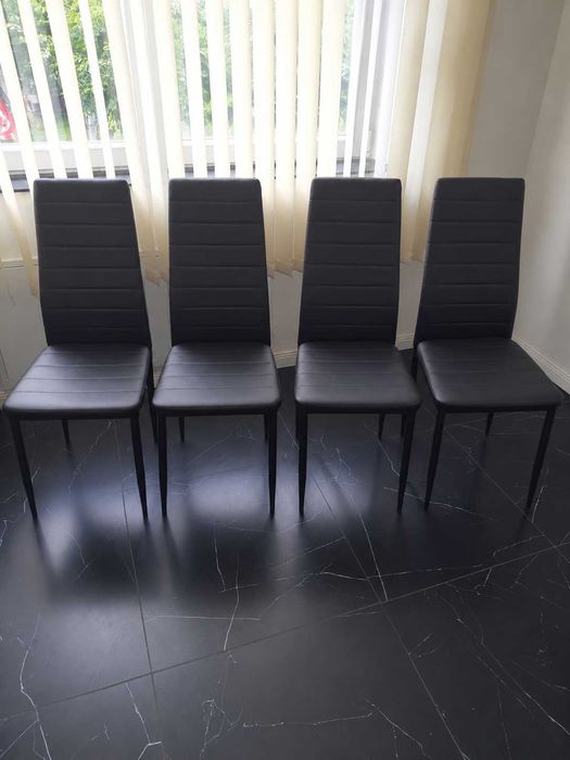 Vand  4 scaune negre