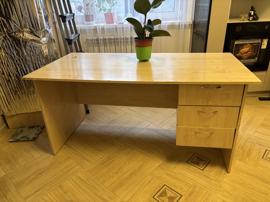 Продам стол и комод