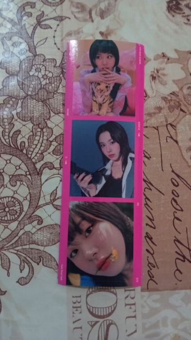 Мини албум на K-pop групата Twice в синьо