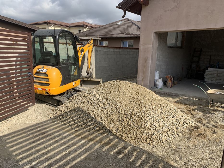 Inchiriez miniexcavator cu operator