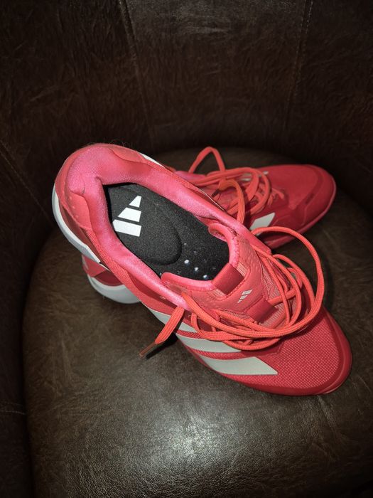 Vând adidași originali.