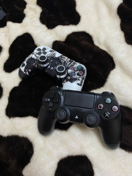 PlayStation 4 Slim 500GB + 2 controllere + 11 jocuri – stare foarte bună