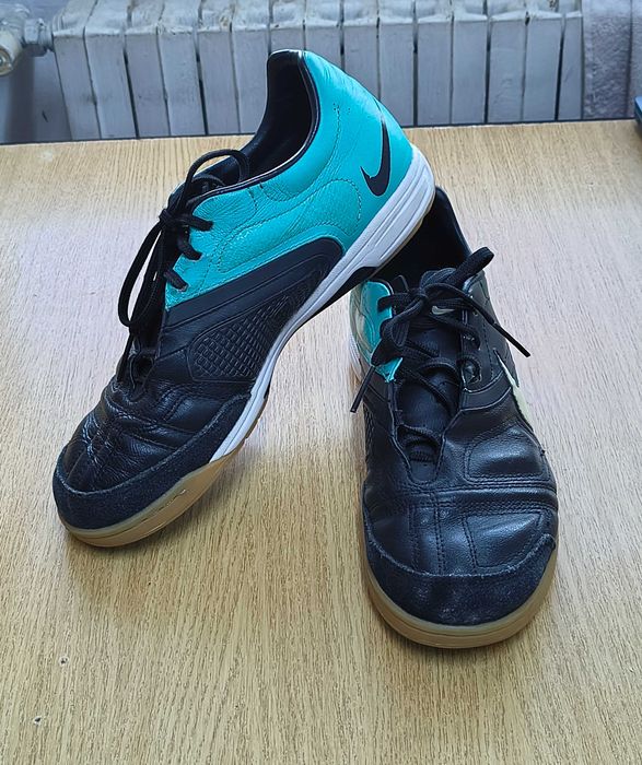 Ghete fotbal de sala Nike CTR360