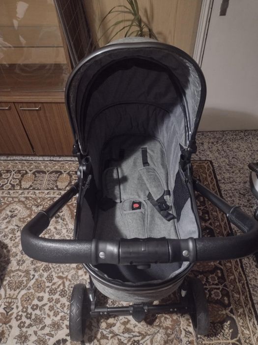 Бебешка количка, ползвана много малко,с леки следи от употреба. Количката може да се използва и като лятна.