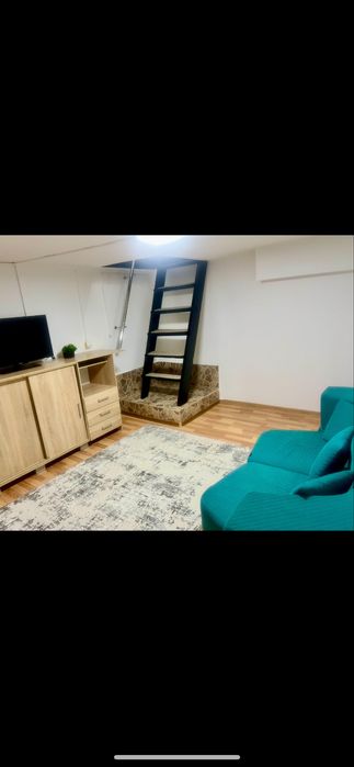Garsoniera PARTER in spatele mallului , cu demisol, mobilat si utilat