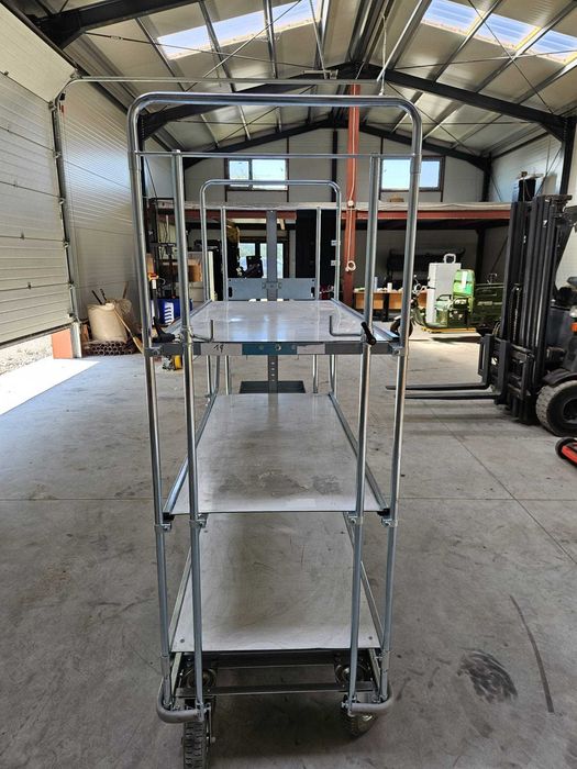 Carucior cu rafturi  etajat