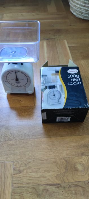 Кантари за грамаж. Един дигитален и един аналогов.