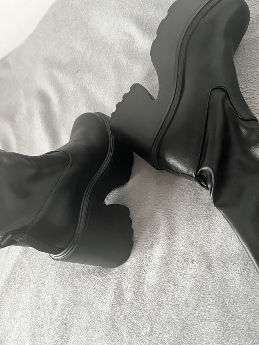 Vand o pereche de botine noi