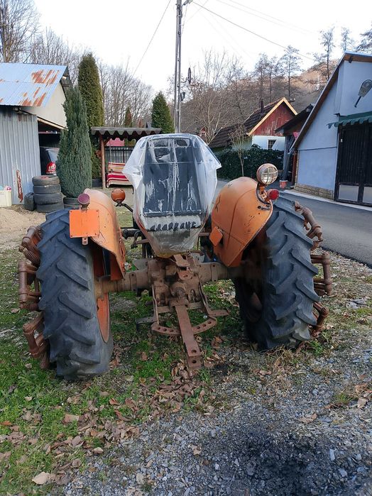 Vând Tractor Fiat411