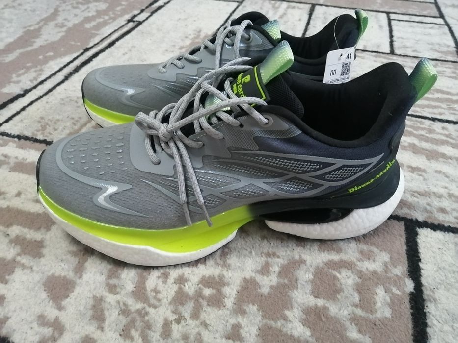 Кроссовки спортивные