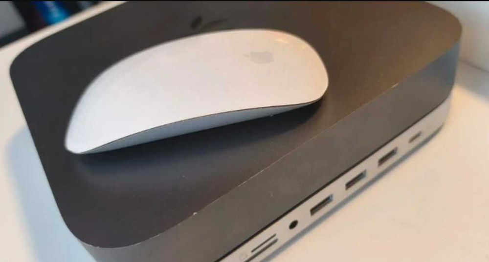 Apple Mini Mac 2018 + stand hub Satechi + magic mouse