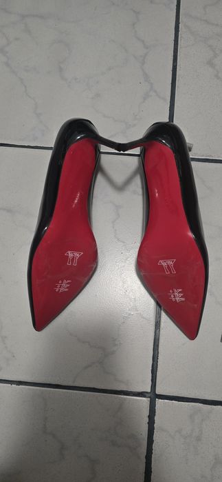 Pantofi eleganți cu talpa rosie
