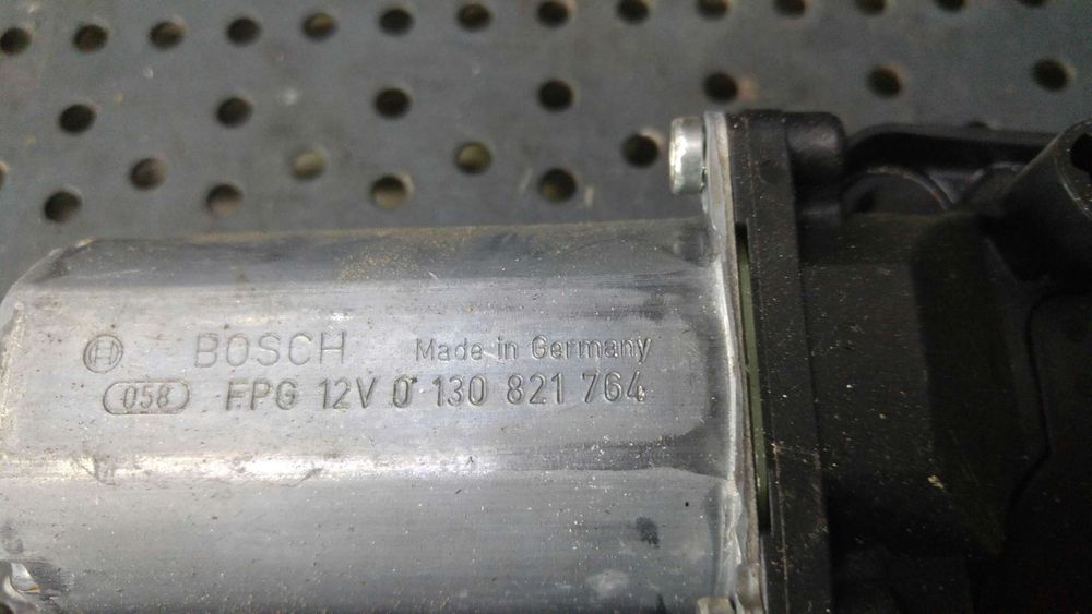 Motoras macara dreapta fata audi a4 b7 8e 8e1959802e 105845108 0130821764