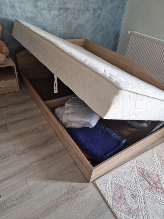 Dormitor cu pat dulap si noptieră