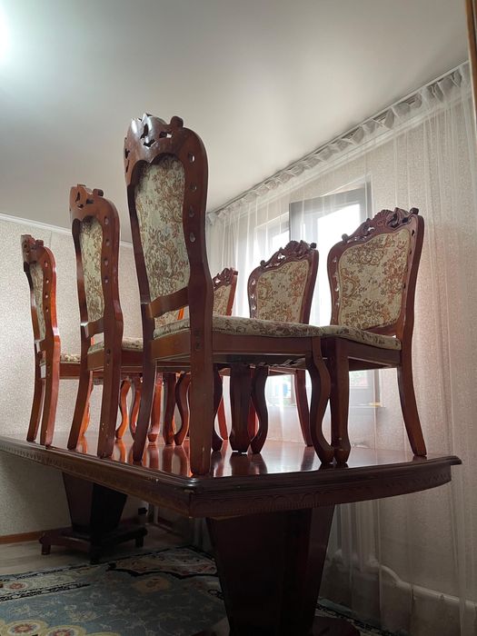 Обеденный стол и стулья