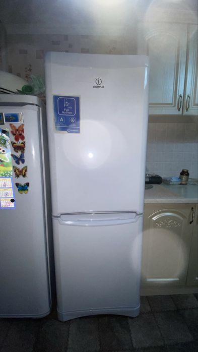 Холодильник indesit