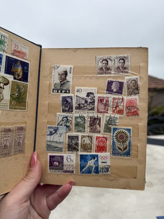 Малък класьор с различни пощенски марки