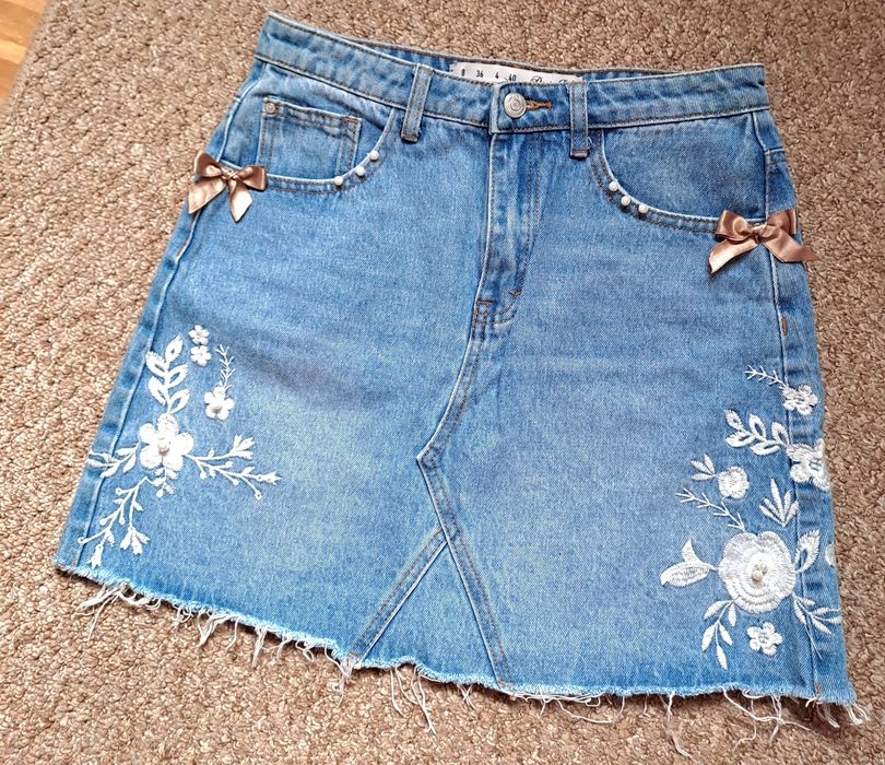 Fusta denim cu broderie si perlute aplicate fundite aurii