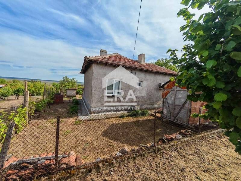 ЕКСКЛУЗИВНО! ЕРА ДРЪСТЪР предлага за продажба къща с двор в с. Белица!