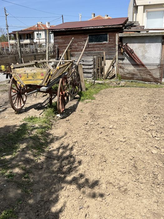 Каручка с дървени колела