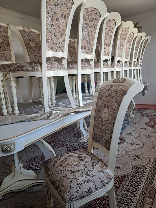 Стол со стульями в гостиную