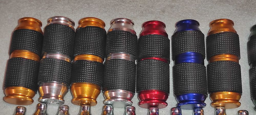 vand  Dispozitiv ( cracker ) pt. umflat baloane  12 BUCATI + 25 CAPSULE - 8 GRAME.