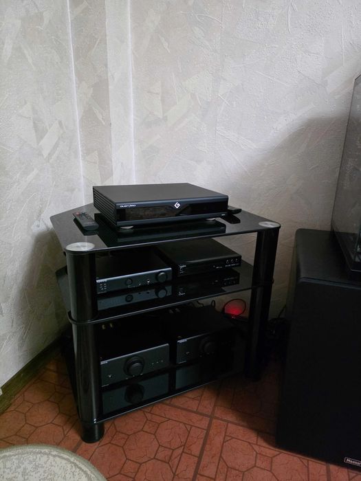Masuta din sticla securizata culoare black pe 2(doua) nivele pentru diferite componente electronice.